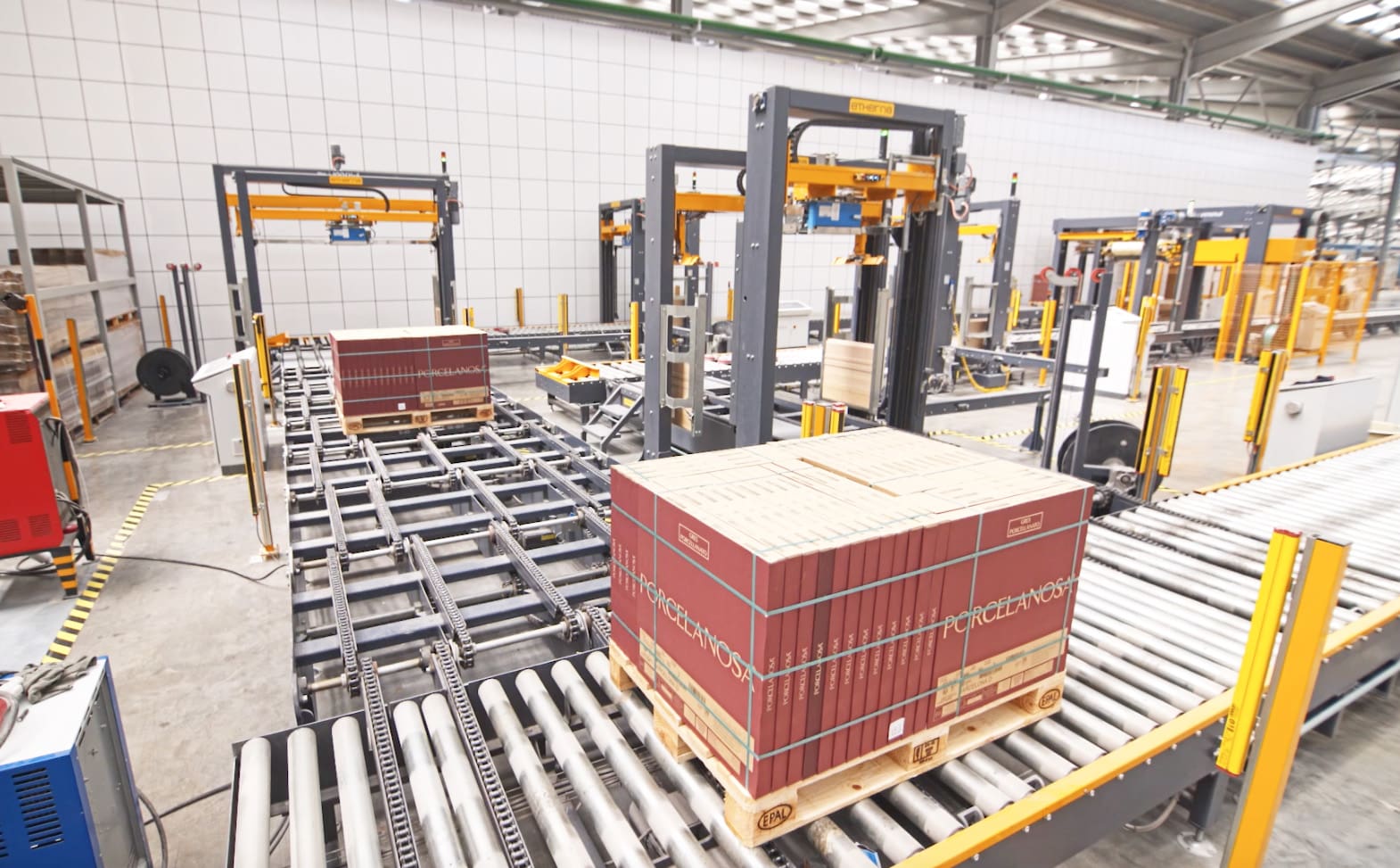 90 degree transfer conveyor for redirecting pallet flow