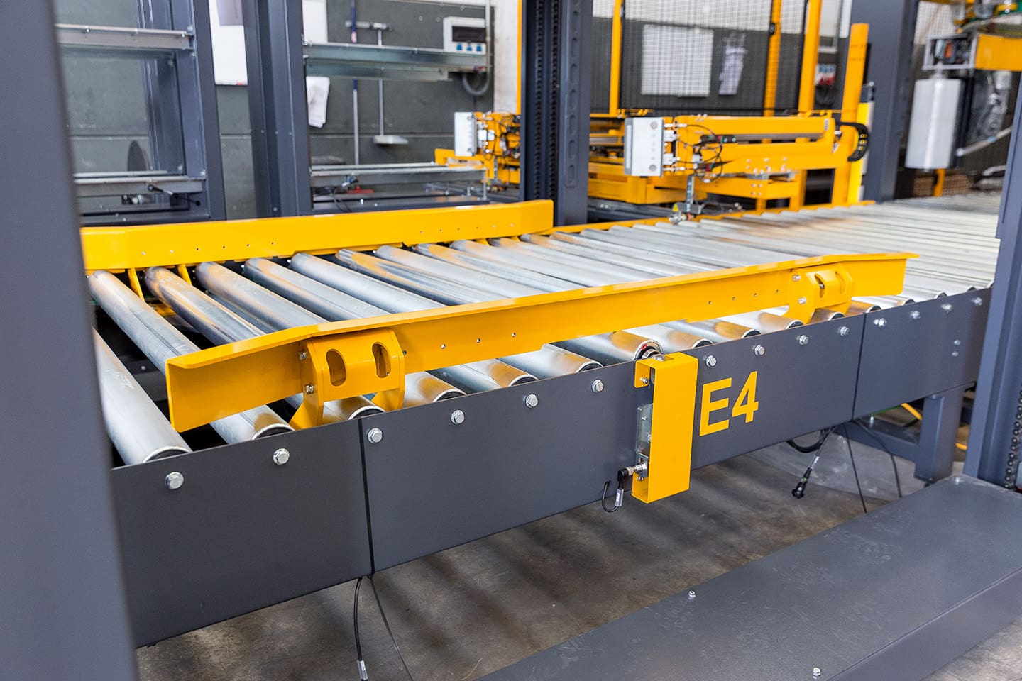 Pallet centralizer conveyor system for correct pallet positioning