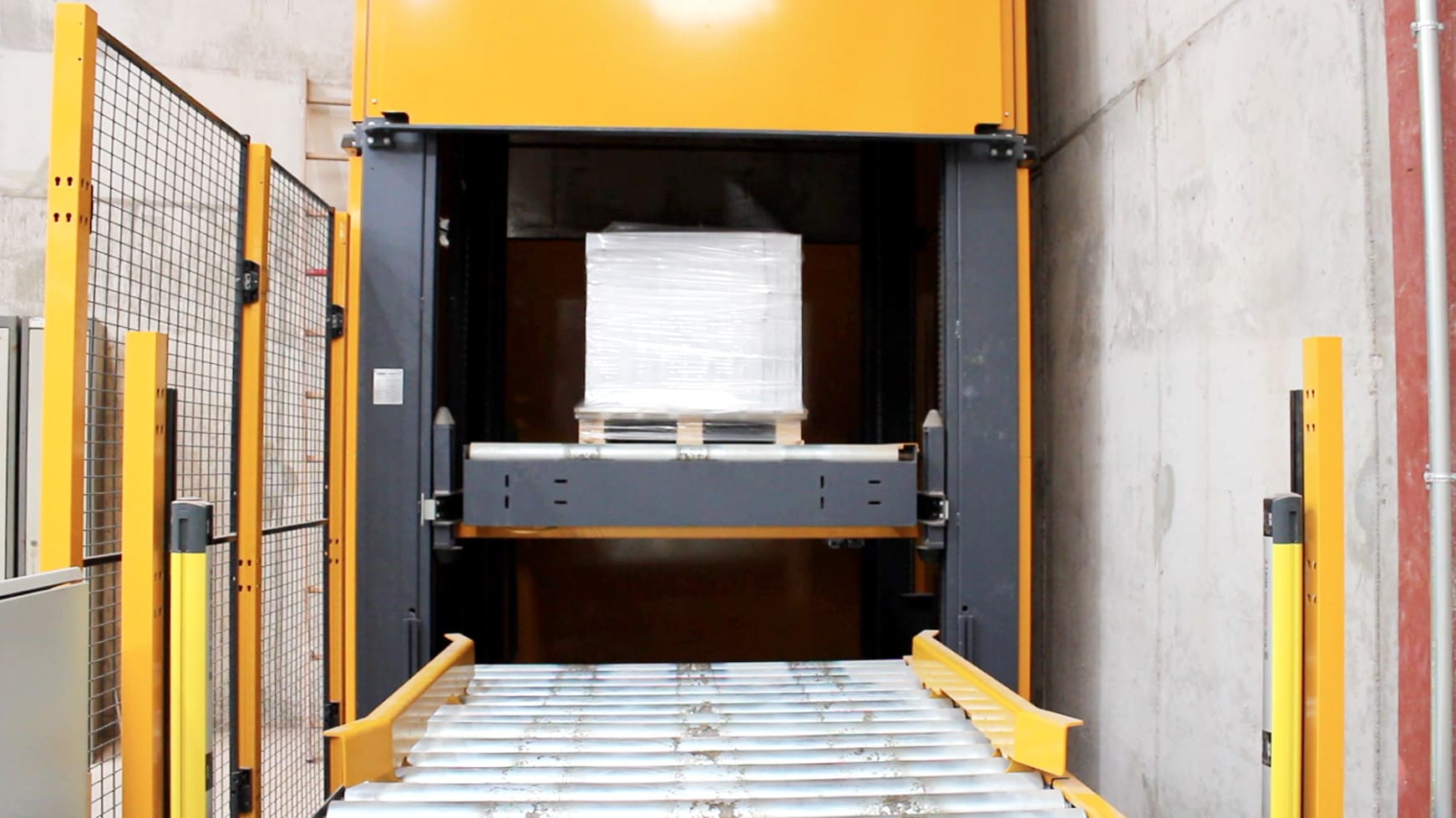 Vertical pallet conveyor for moving loads to different heights