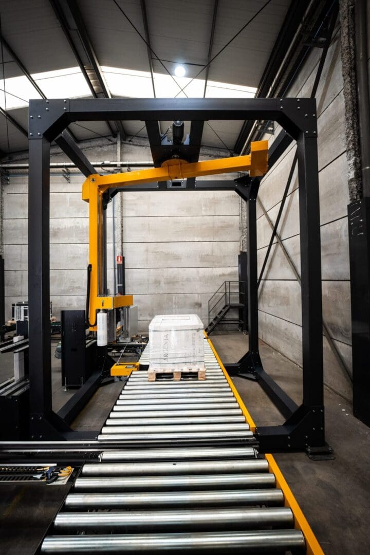 Versatile arm stretch wrapping system for different pallet sizes