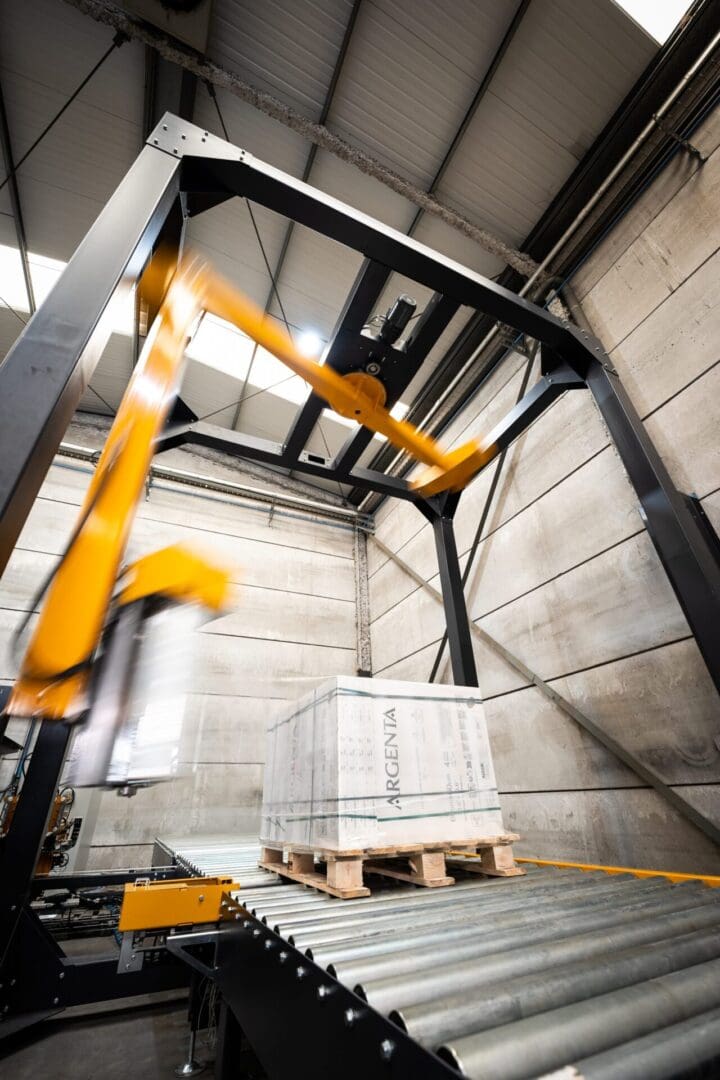 Arm stretch wrapping system for industrial pallet packaging lines