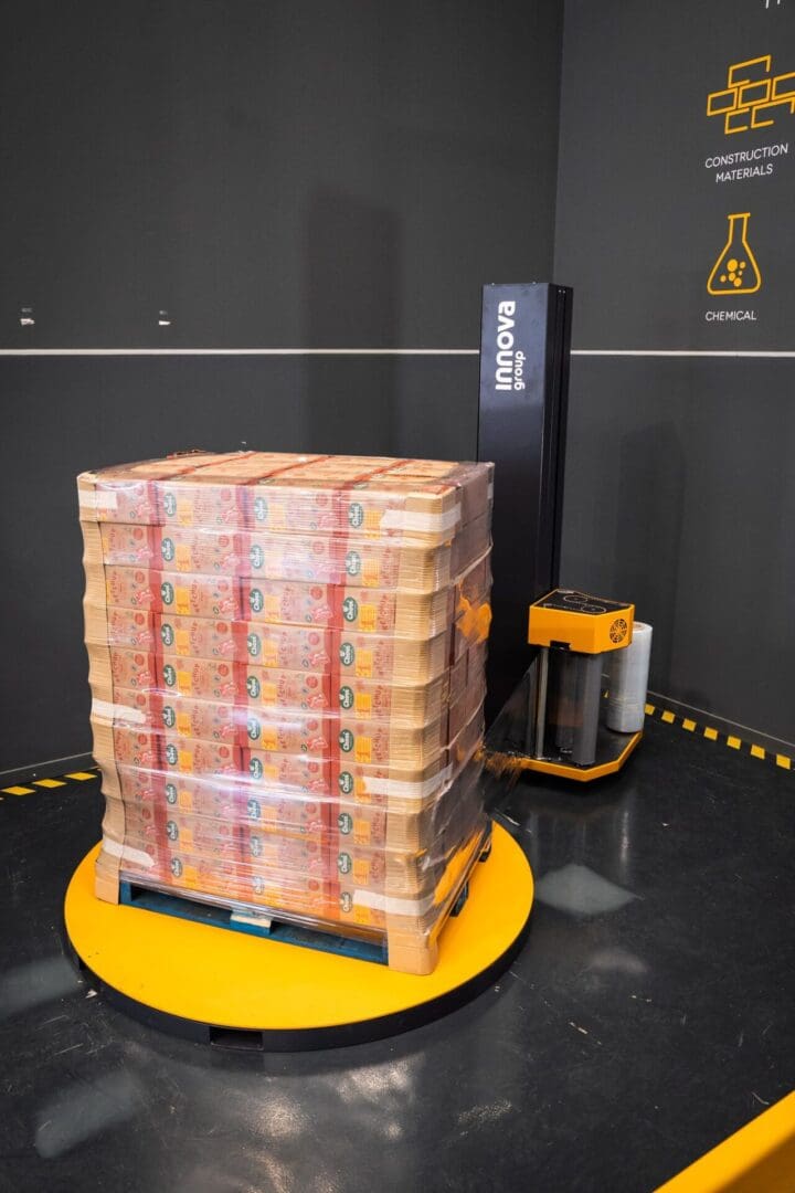 Semi-automatic turntable pallet wrapper with intuitive controls