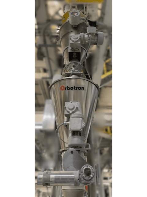 Orbetron agitator for reducing bridging and maintaining screw fill