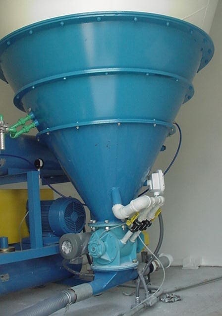 Soliflo bin discharger with rotary airlock