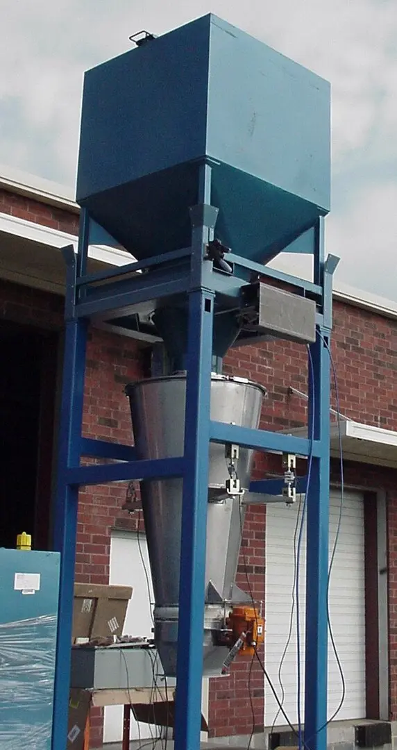 Gain-in-weight vibratory batch feeder supplied from an IBC